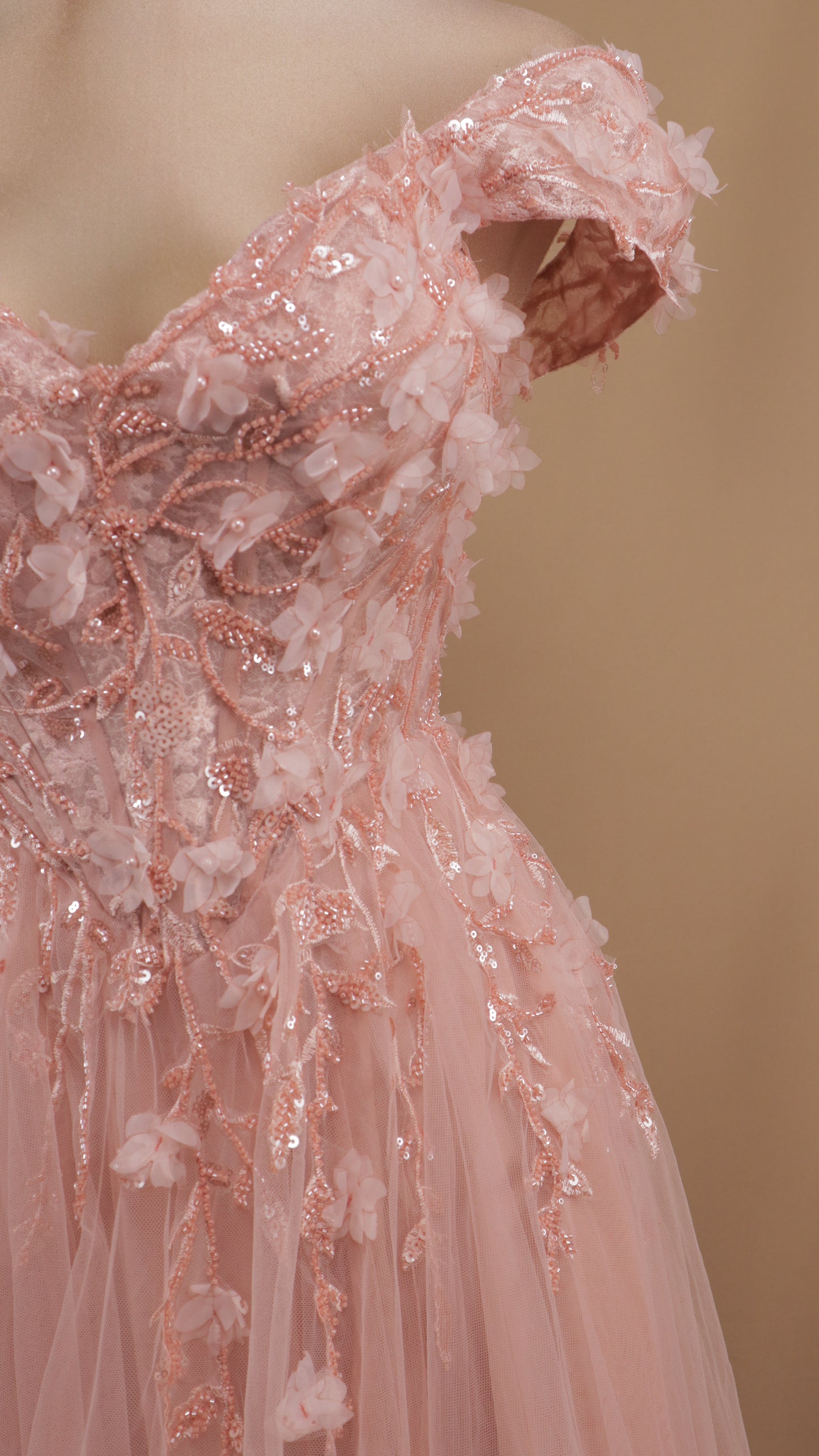 Vestido largo escote al hombro con flor en 3D