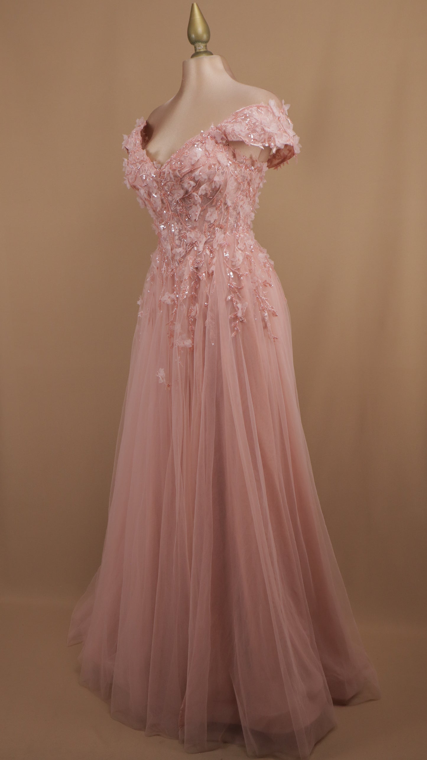 Vestido largo escote al hombro con flor en 3D