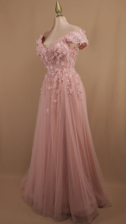 Vestido largo escote al hombro con flor en 3D