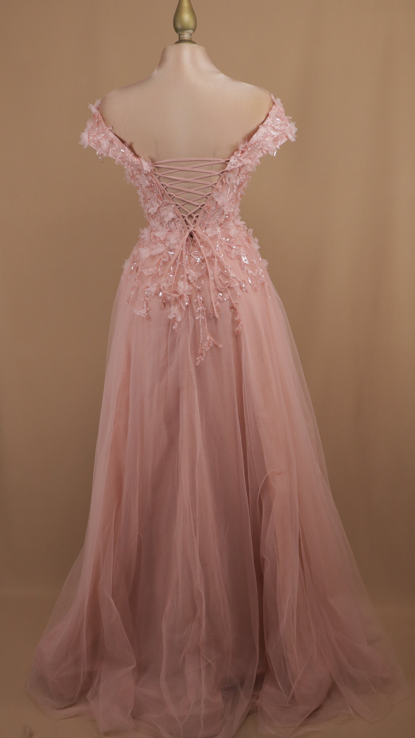 Vestido largo escote al hombro con flor en 3D