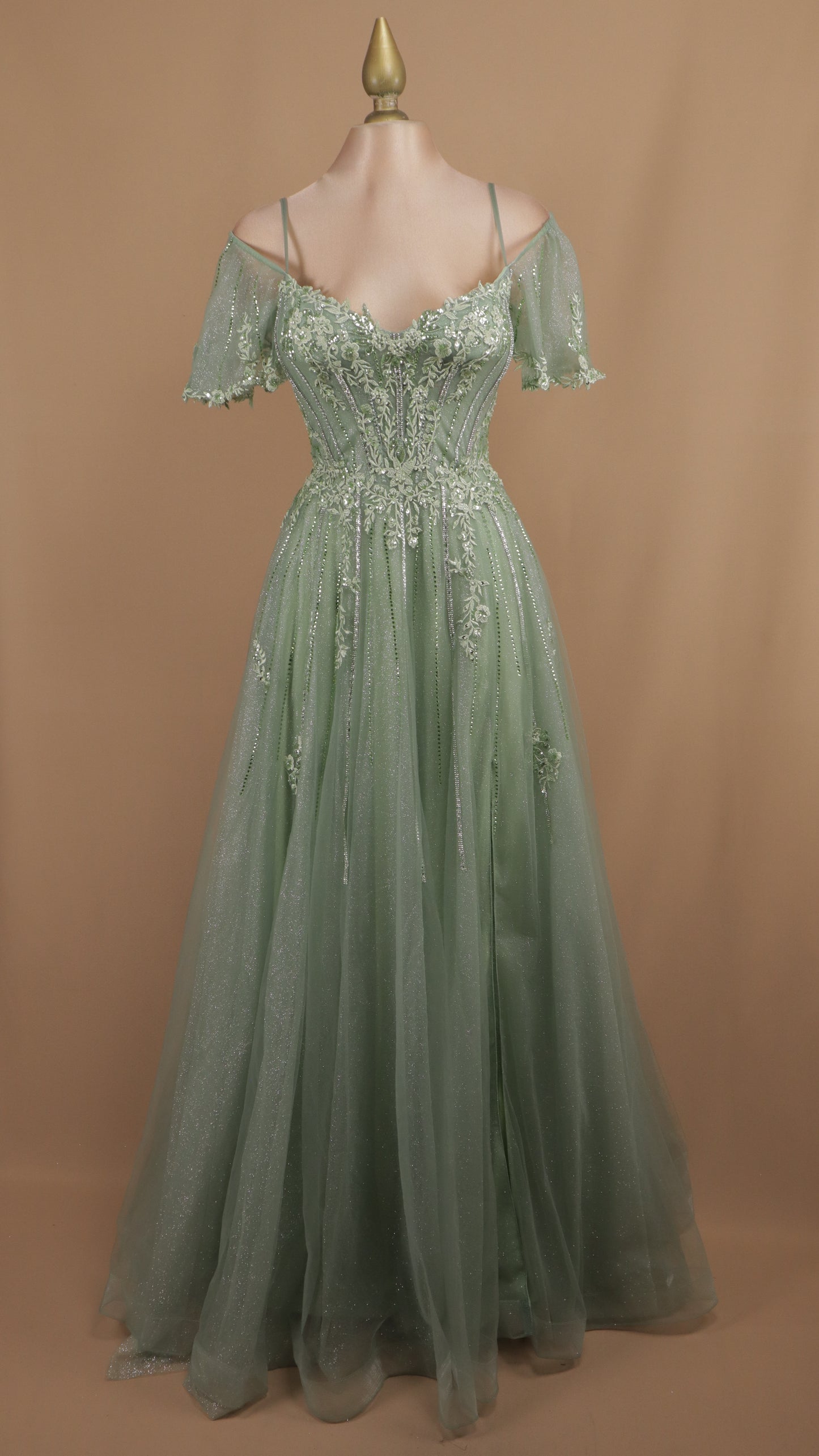 Vestido largo al hombro con aplicación y de tul