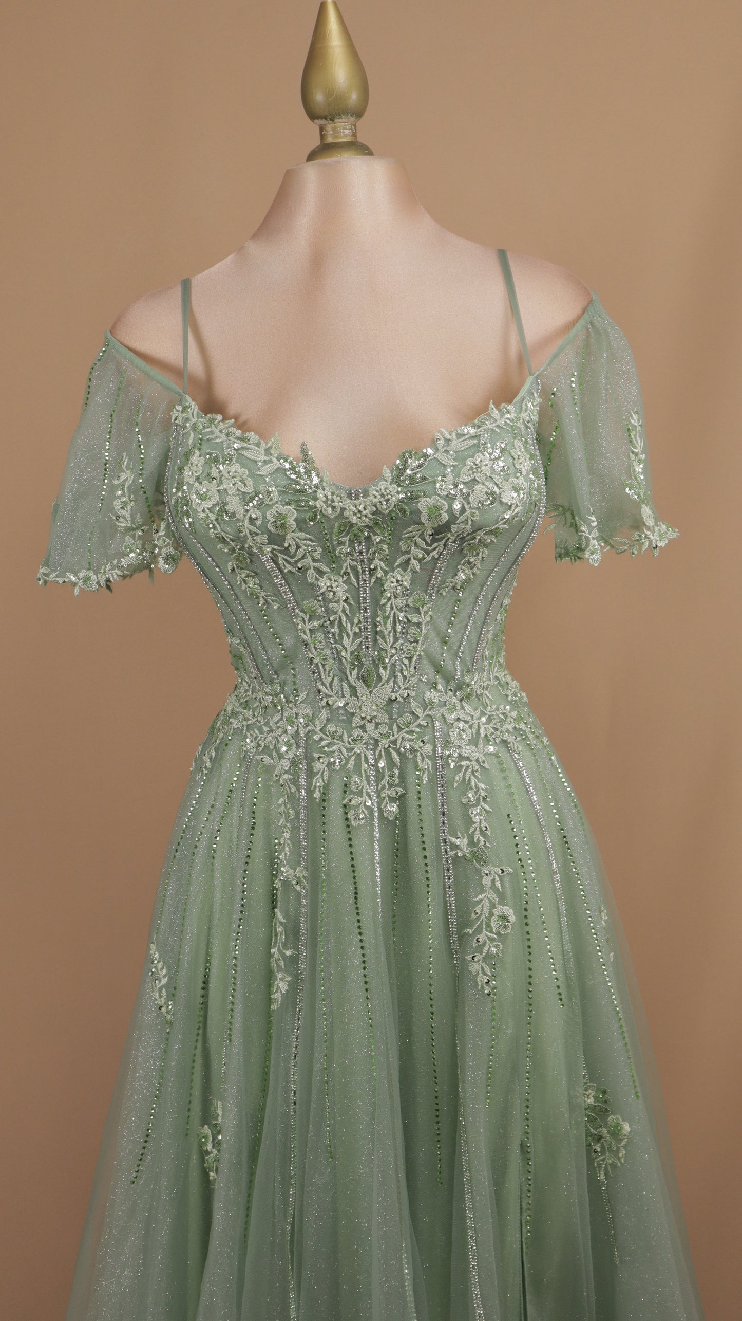 Vestido largo al hombro con aplicación y de tul