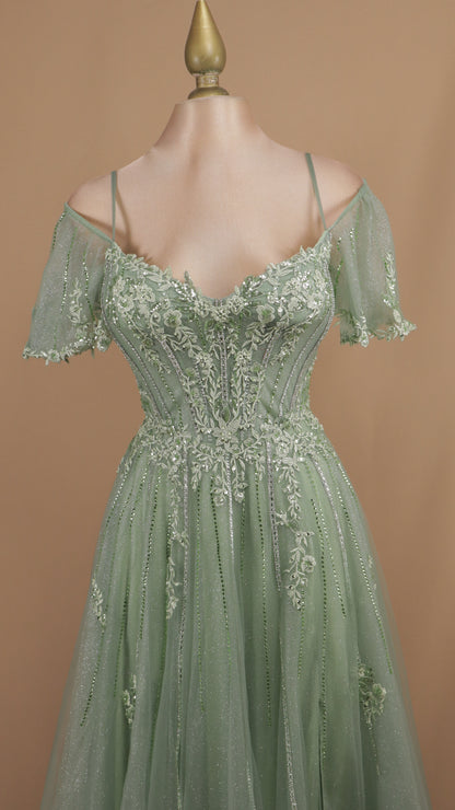 Vestido largo al hombro con aplicación y de tul