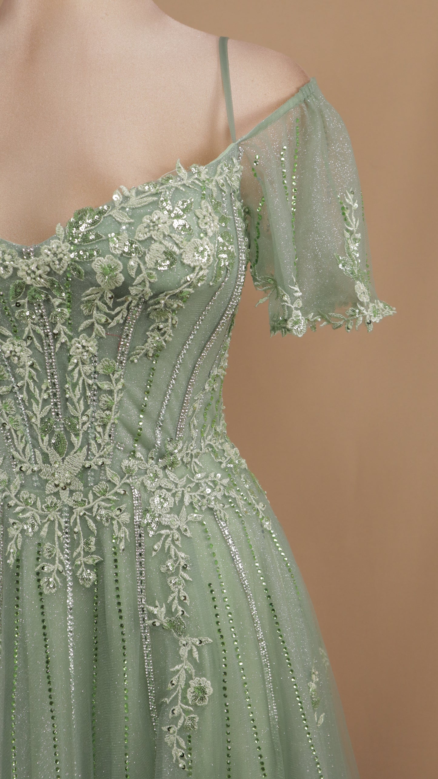 Vestido largo al hombro con aplicación y de tul