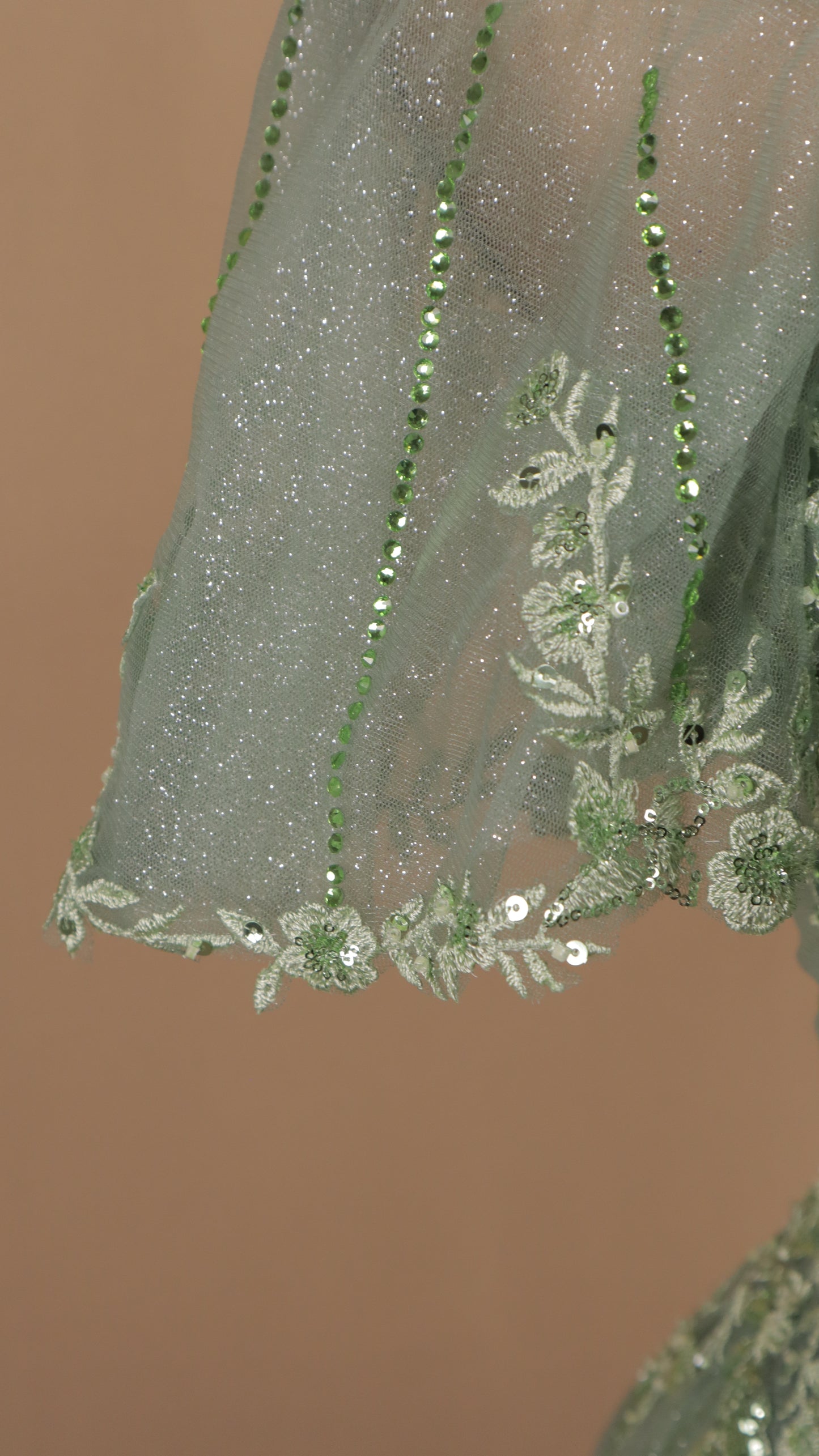 Vestido largo al hombro con aplicación y de tul