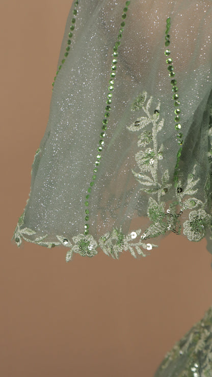 Vestido largo al hombro con aplicación y de tul