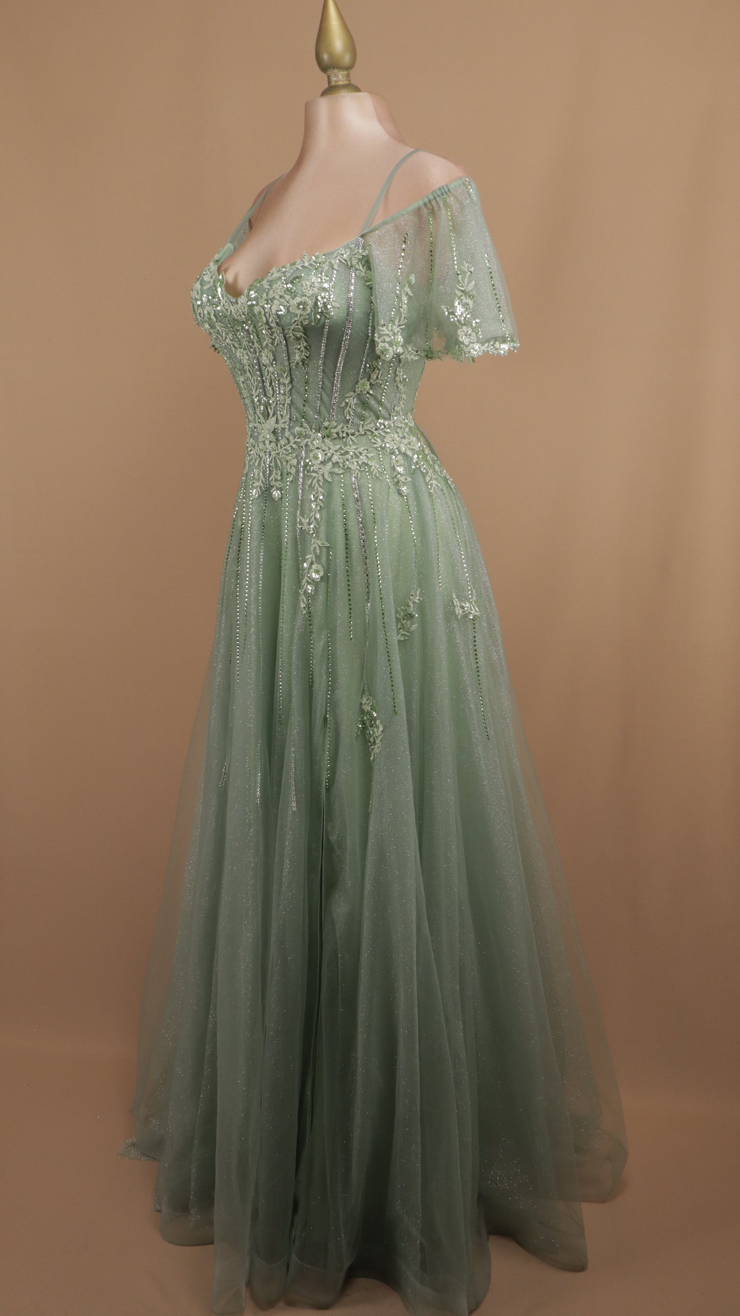 Vestido largo al hombro con aplicación y de tul