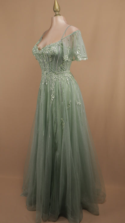 Vestido largo al hombro con aplicación y de tul