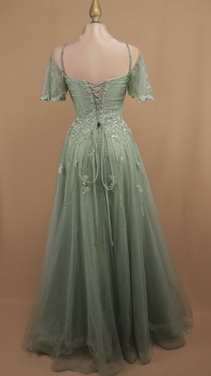 Vestido largo al hombro con aplicación y de tul