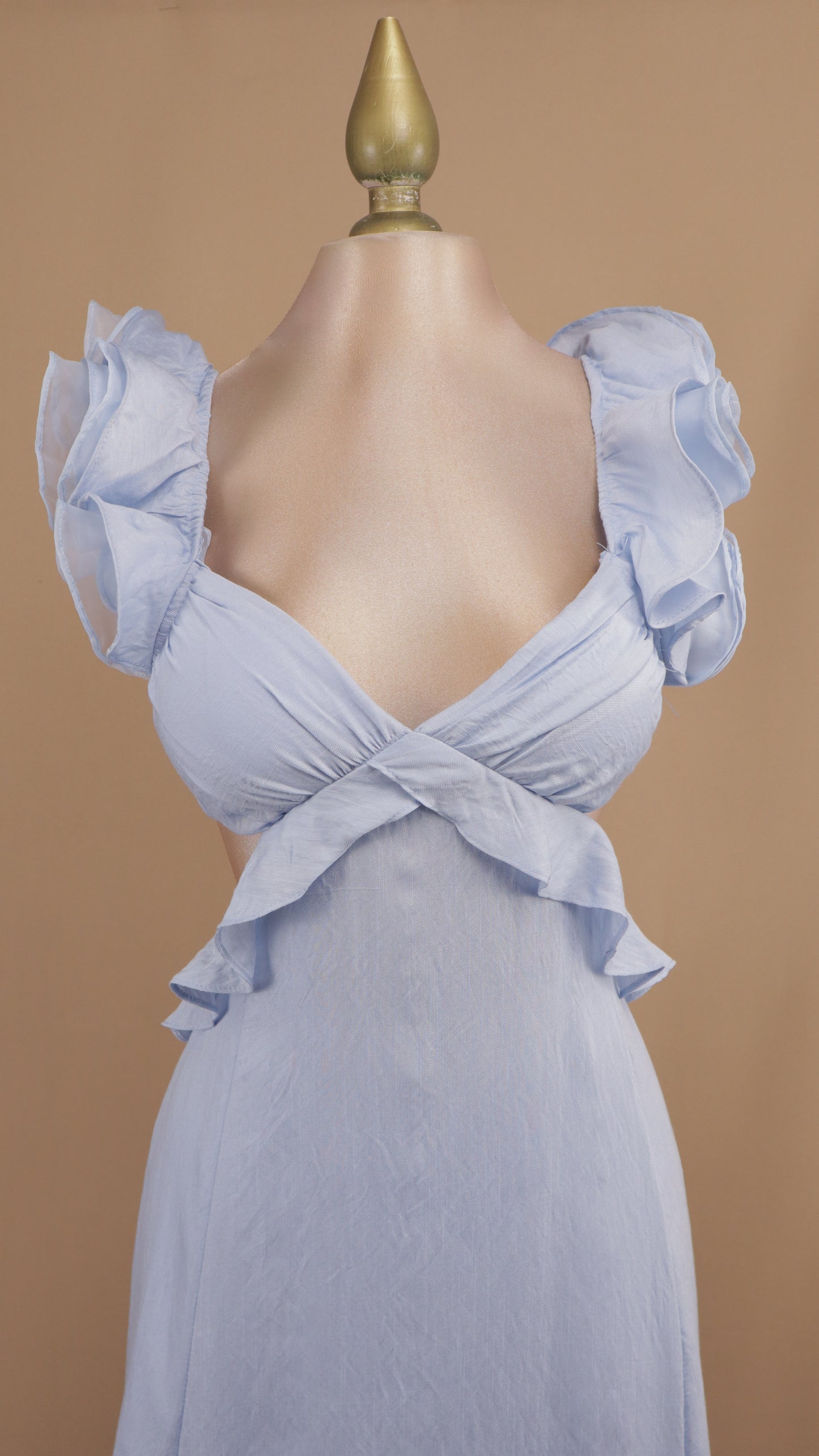 Vestido largo con escote en espalda y cintura