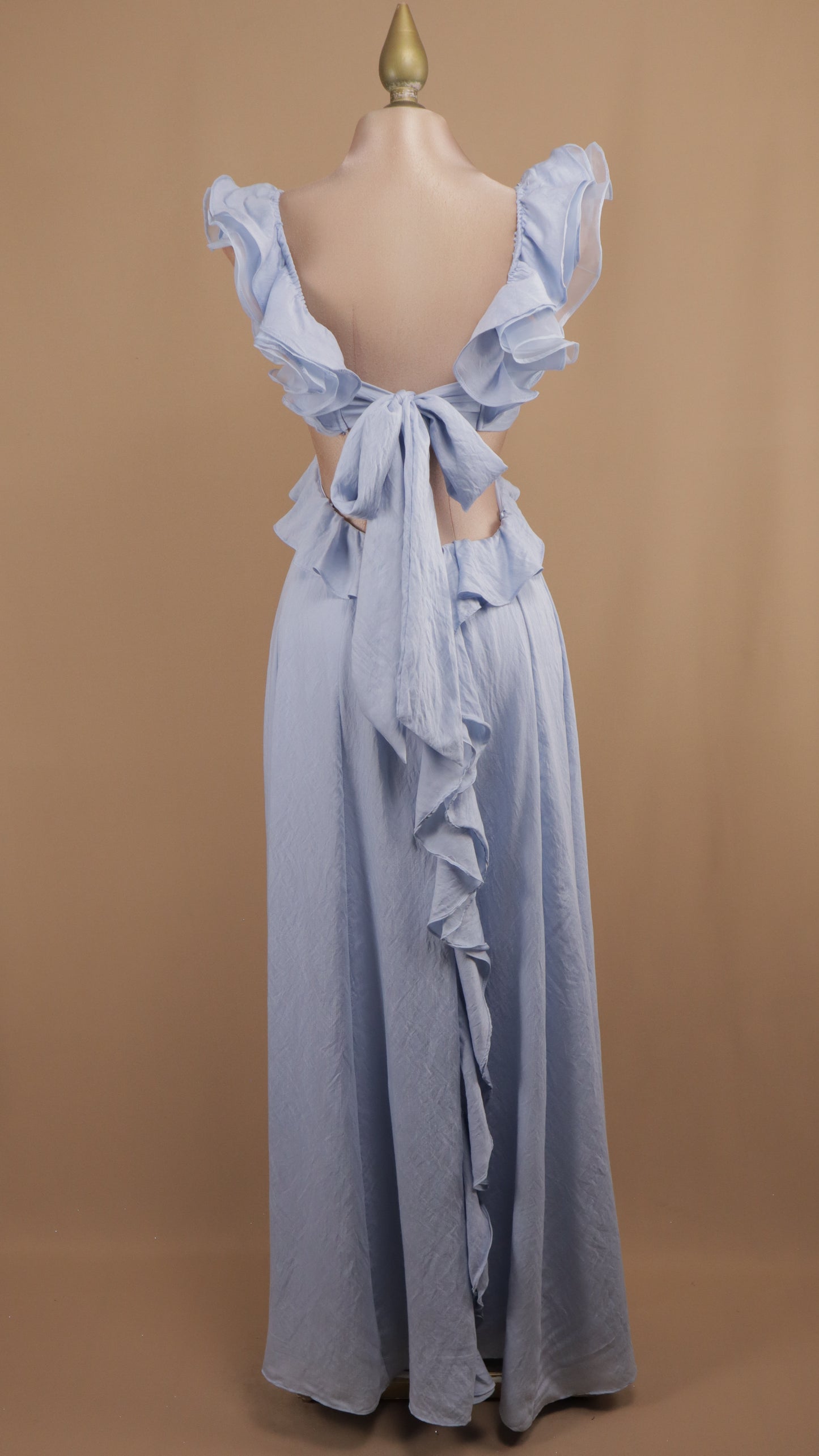 Vestido largo con escote en espalda y cintura