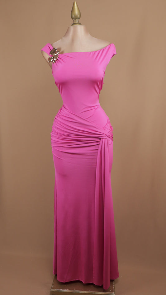 Vestido largo con broche dorado