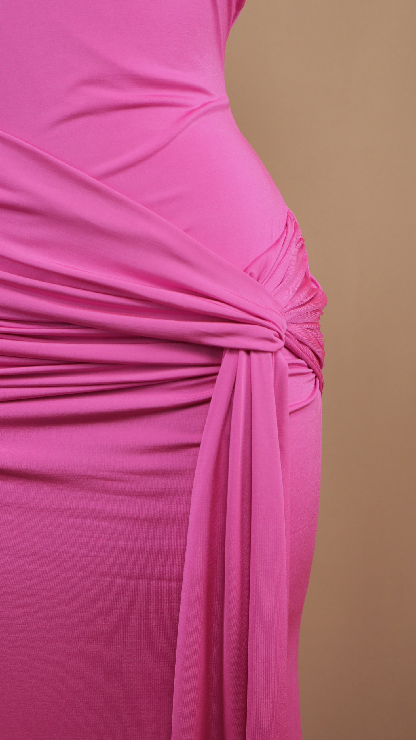 Vestido largo con broche dorado