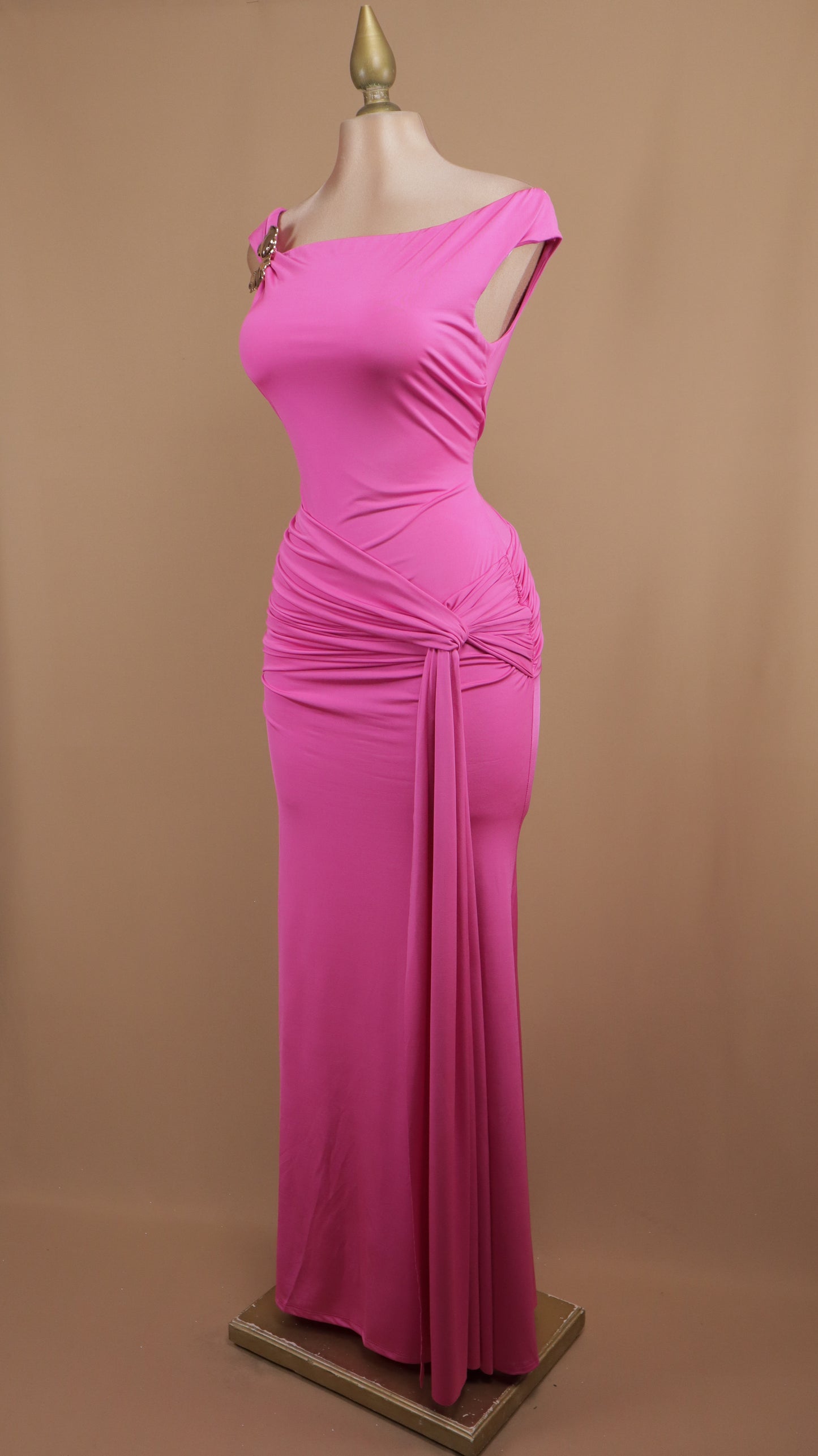 Vestido largo con broche dorado