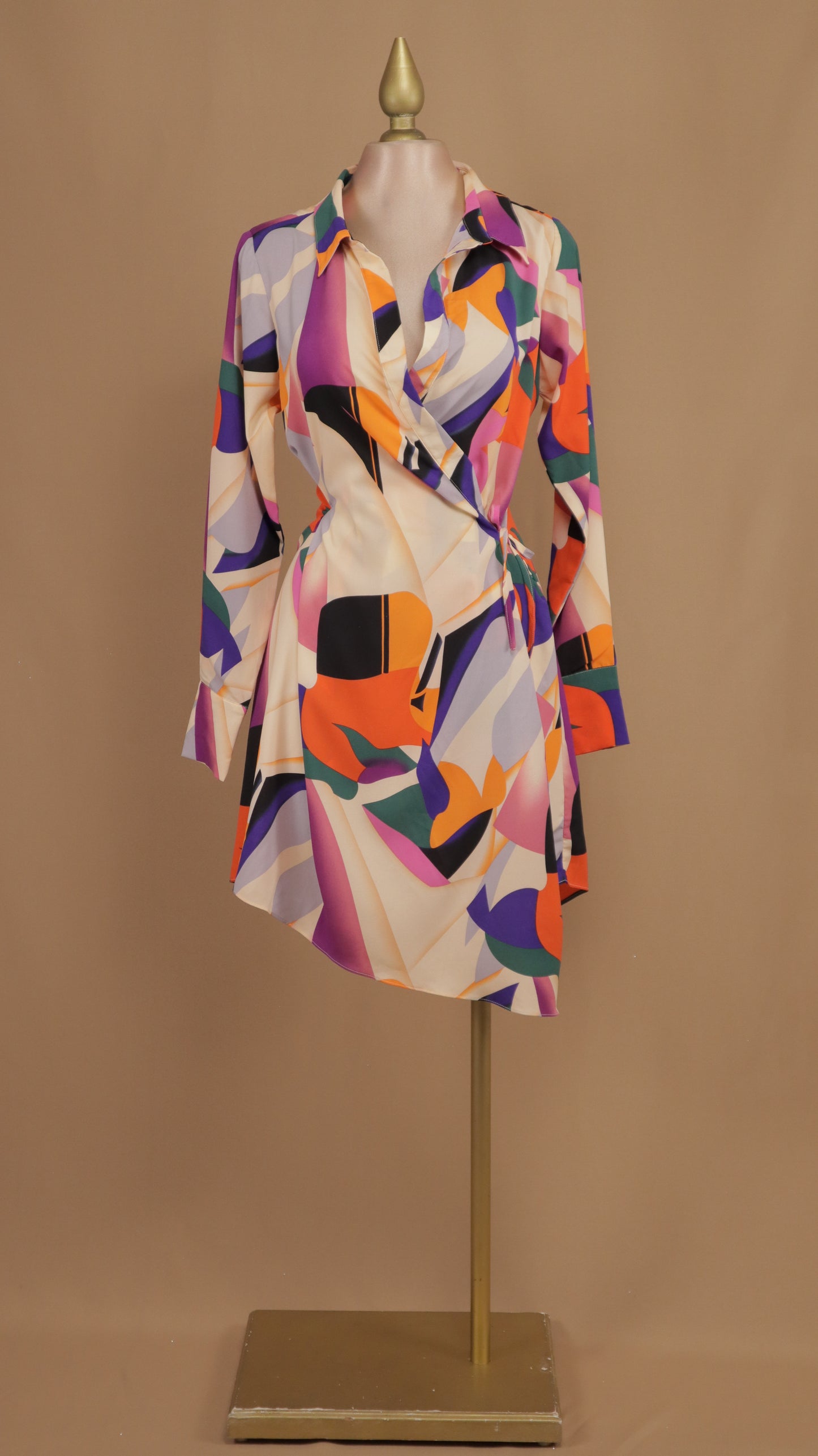 Vestido corto manga larga y grecas