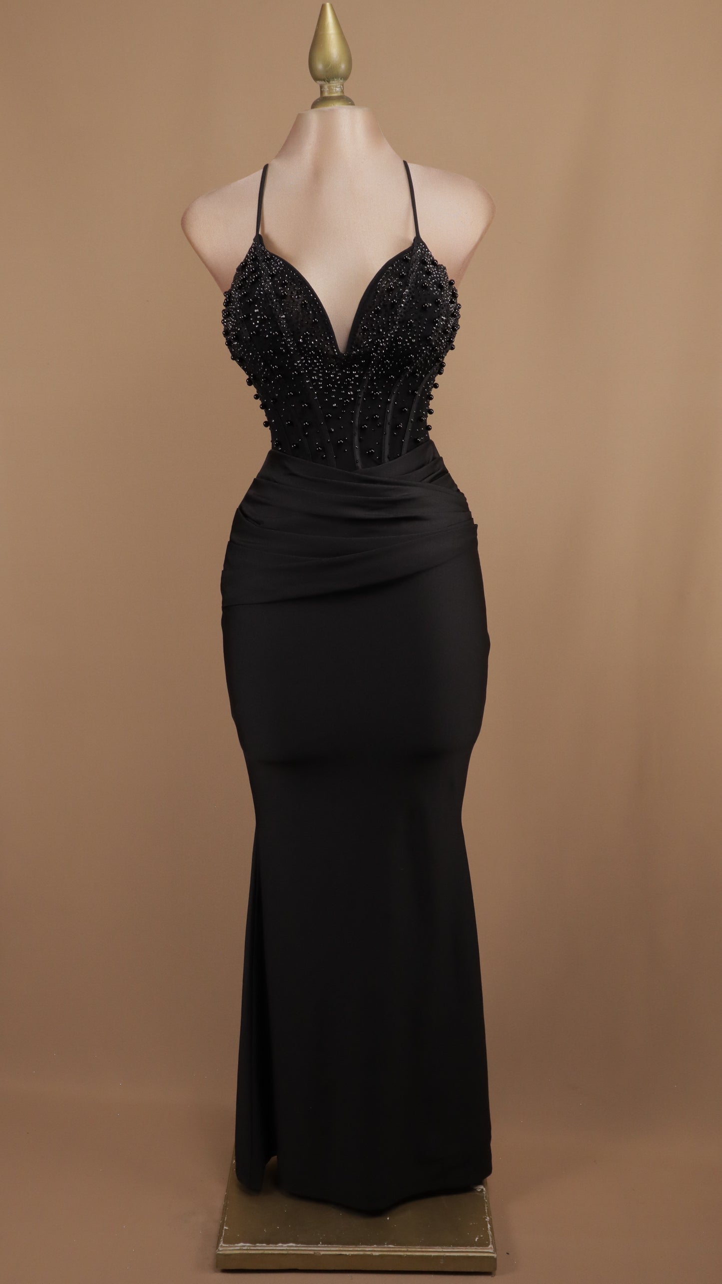 Vestido largo con perlas en busto