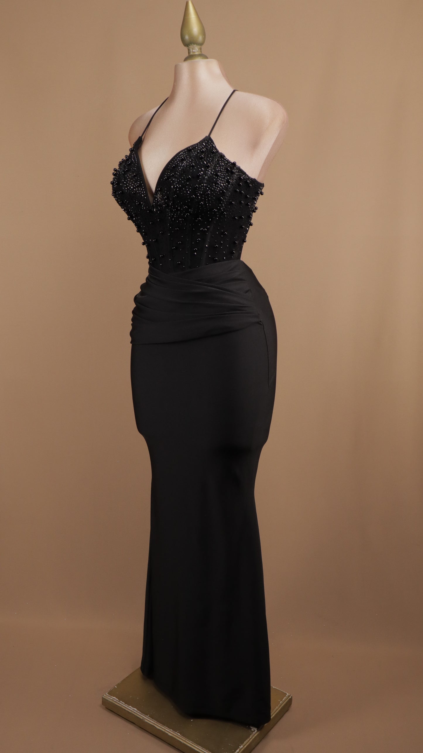 Vestido largo con perlas en busto