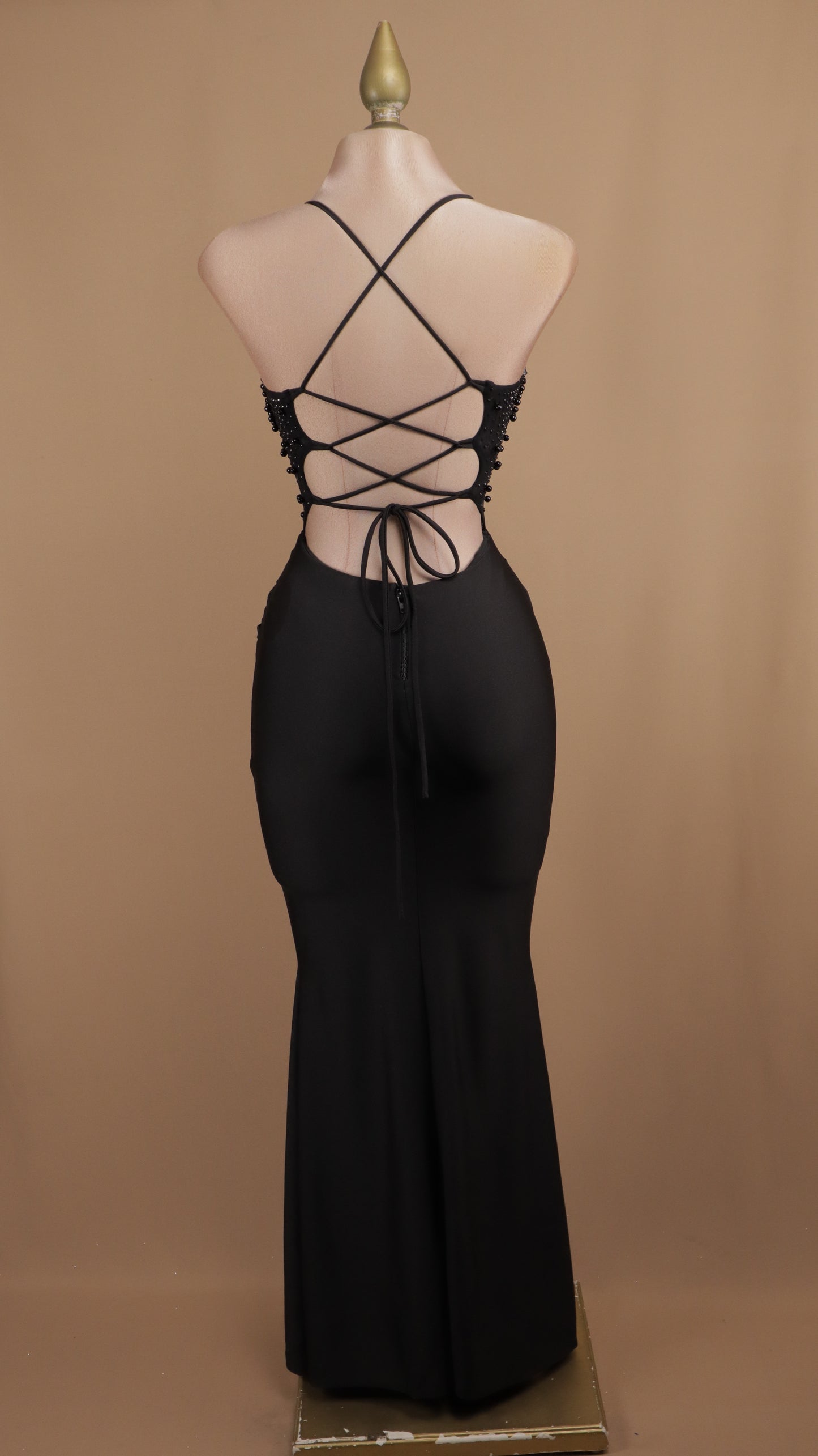 Vestido largo con perlas en busto