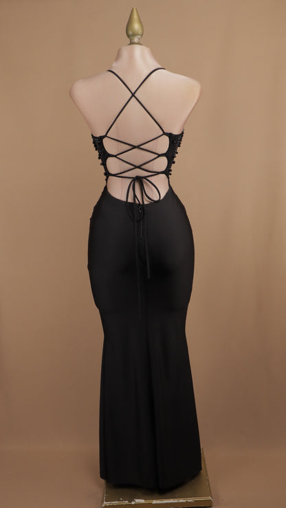 Vestido largo con perlas en busto