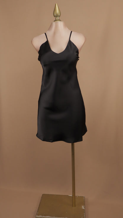 Vestido corto satinado de tirantes