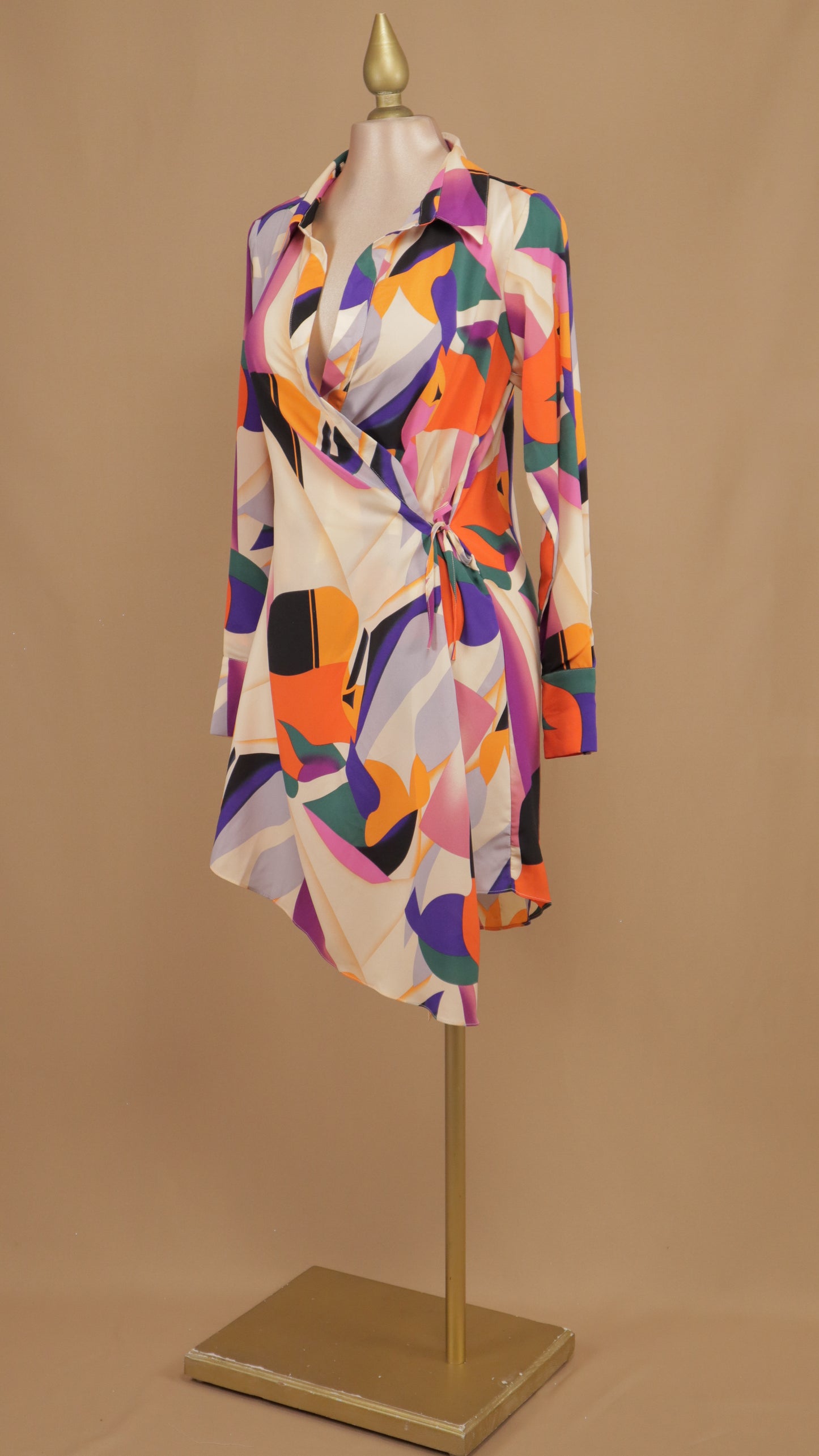 Vestido corto manga larga y grecas