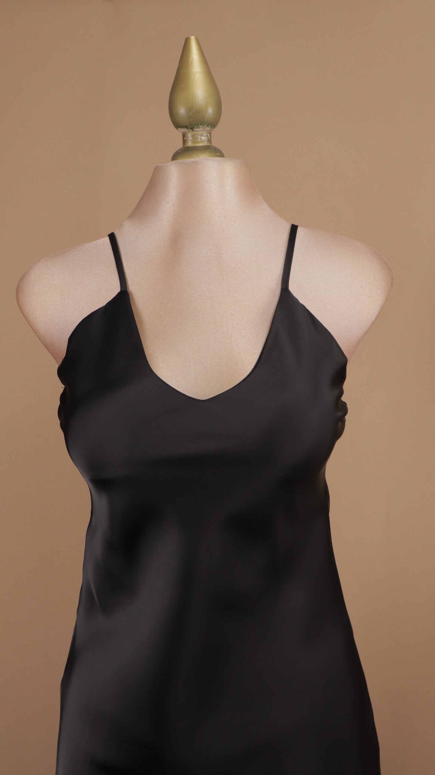 Vestido corto satinado de tirantes