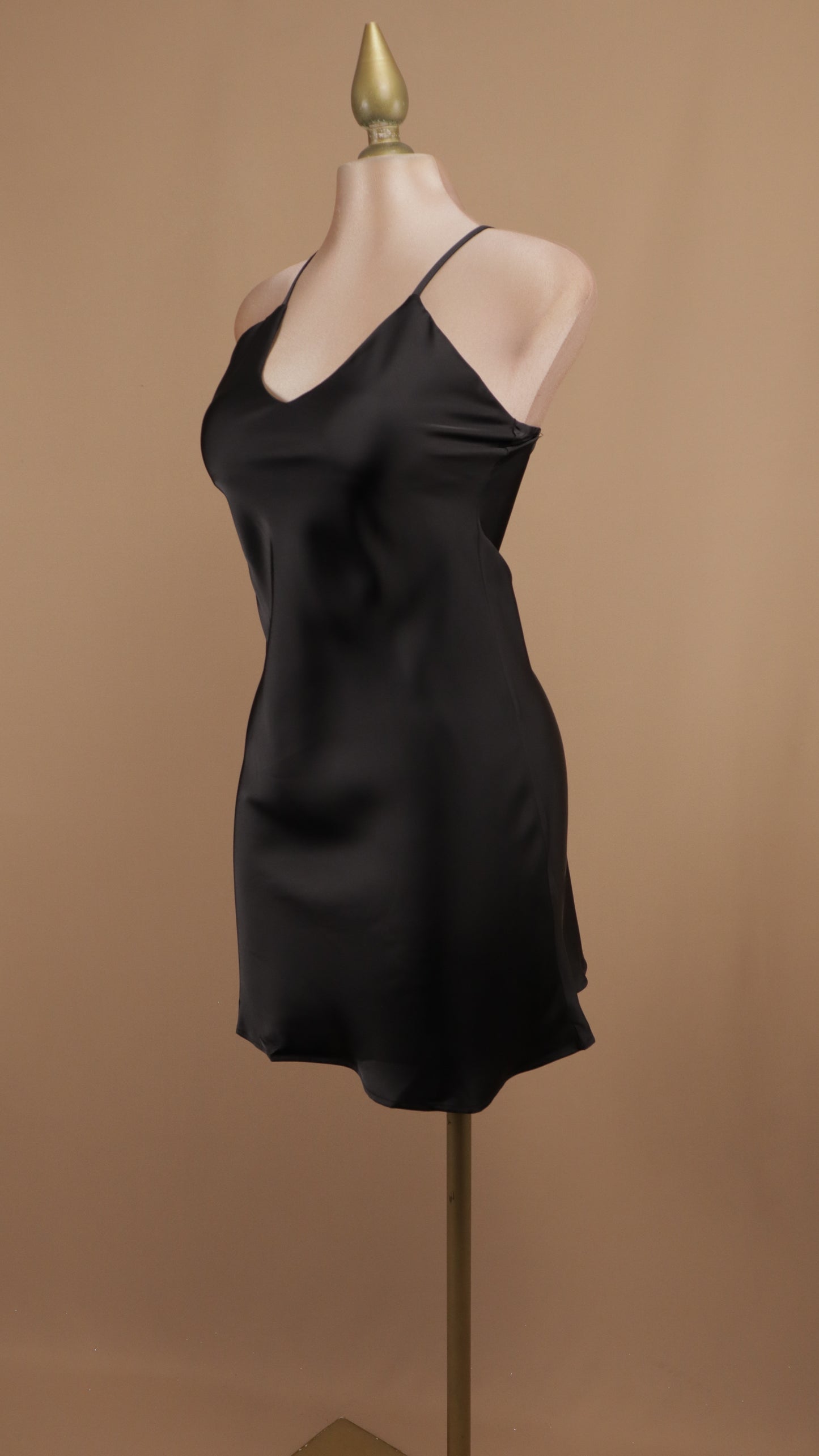 Vestido corto satinado de tirantes