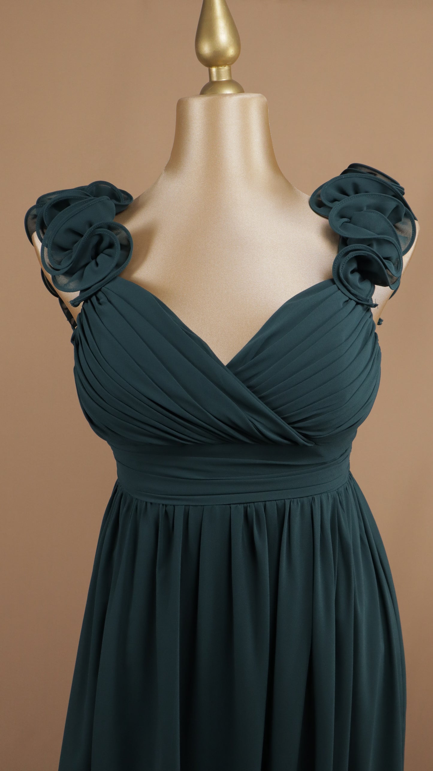 Vestido largo plus size con escarola y escote en V