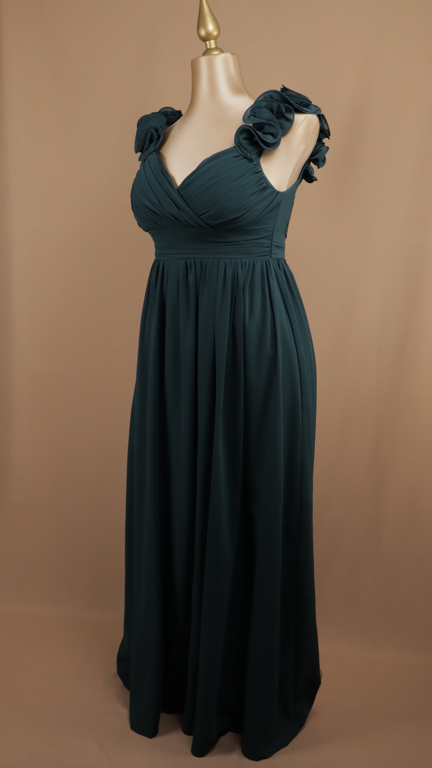 Vestido largo plus size con escarola y escote en V