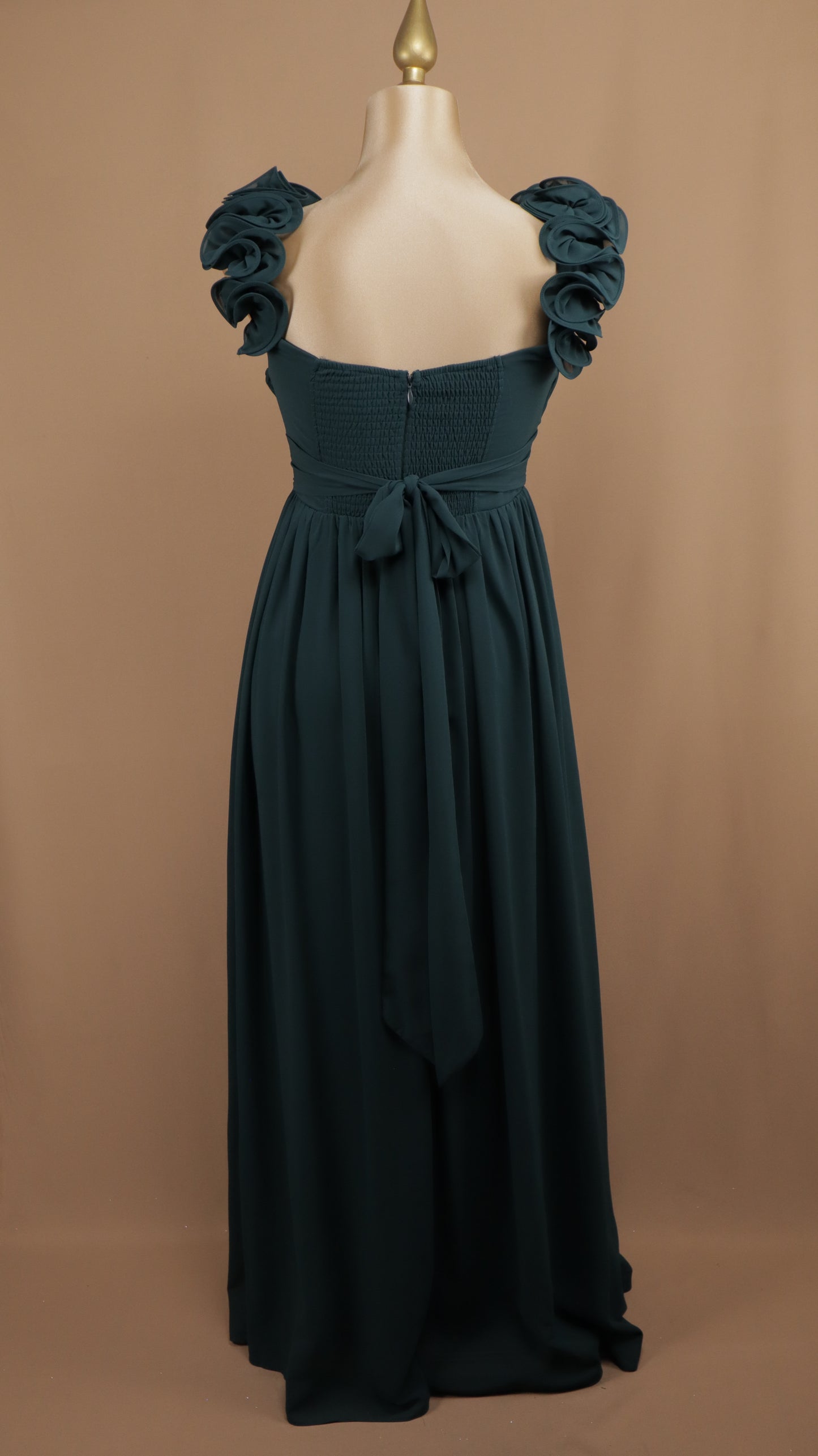 Vestido largo plus size con escarola y escote en V