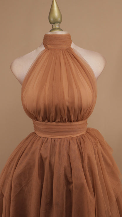 Vestido largo de tull cuello halter y escote en la espalda