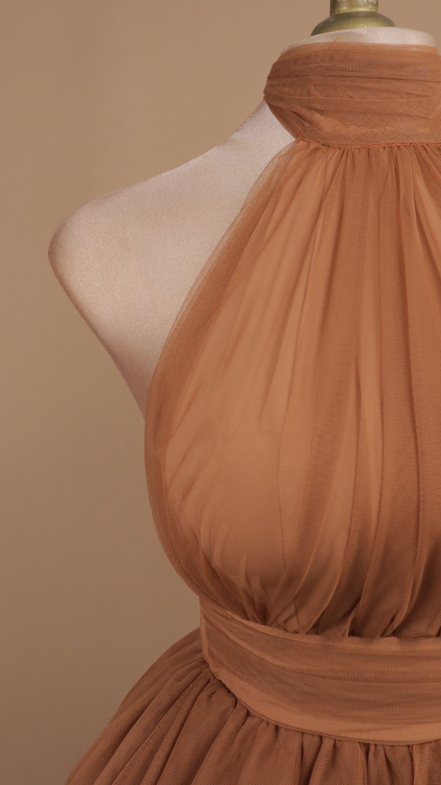 Vestido largo de tull cuello halter y escote en la espalda