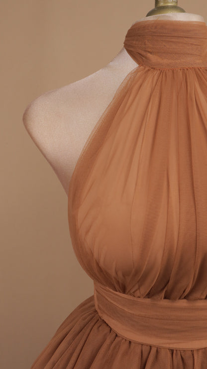 Vestido largo de tull cuello halter y escote en la espalda