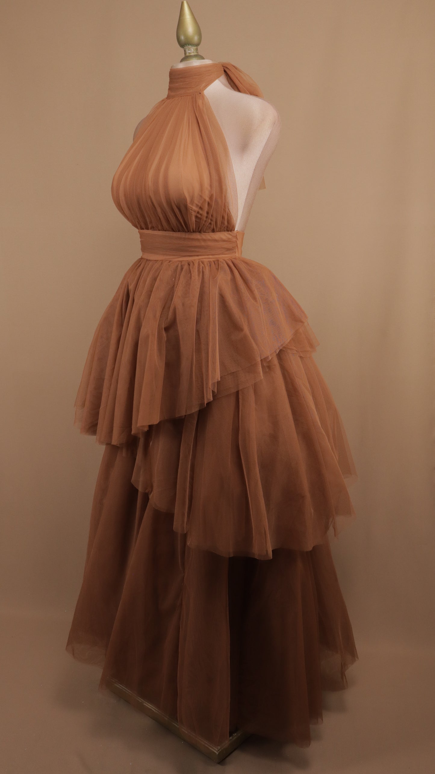 Vestido largo de tull cuello halter y escote en la espalda