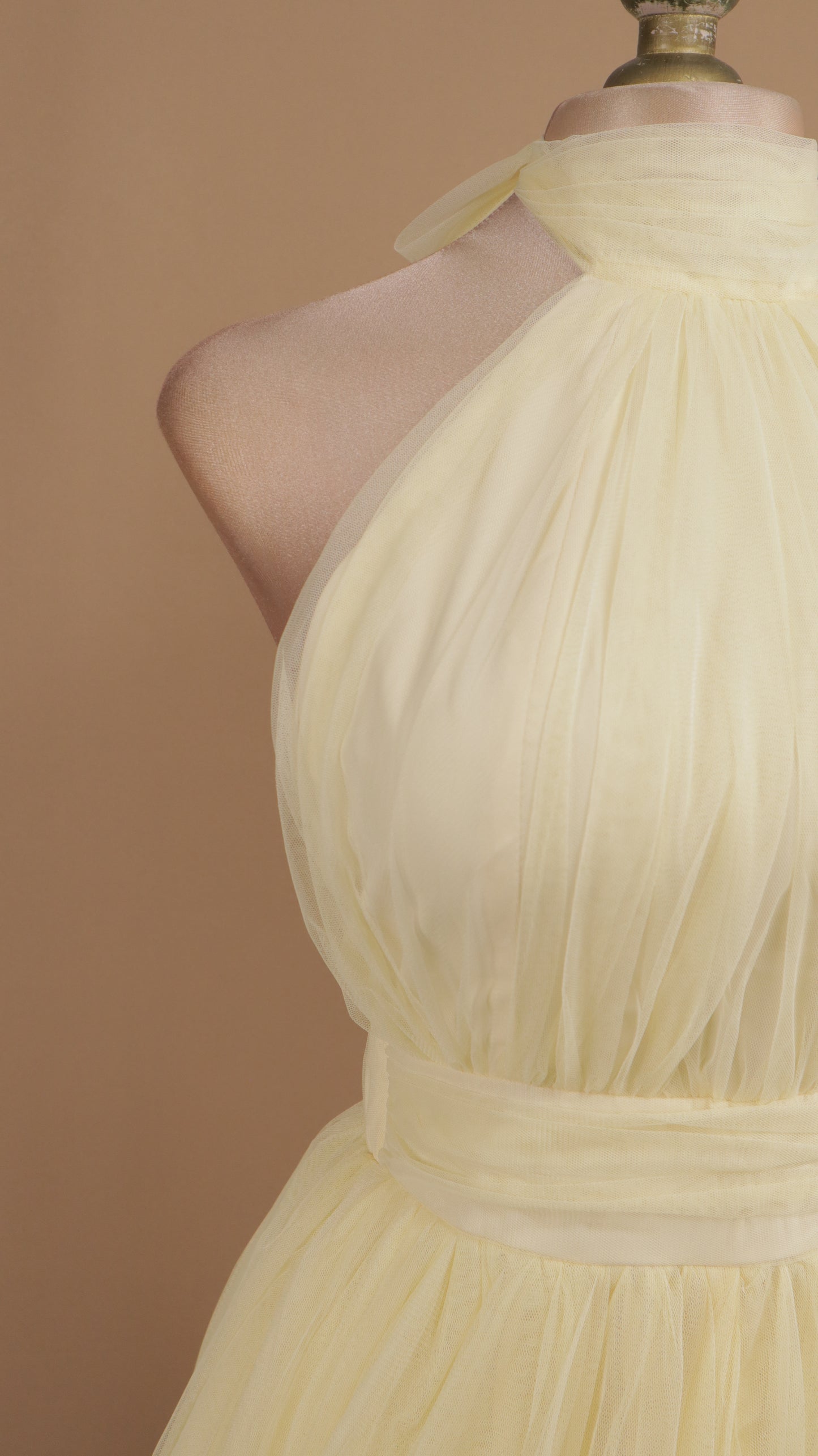 Vestido largo cuello halter de tull