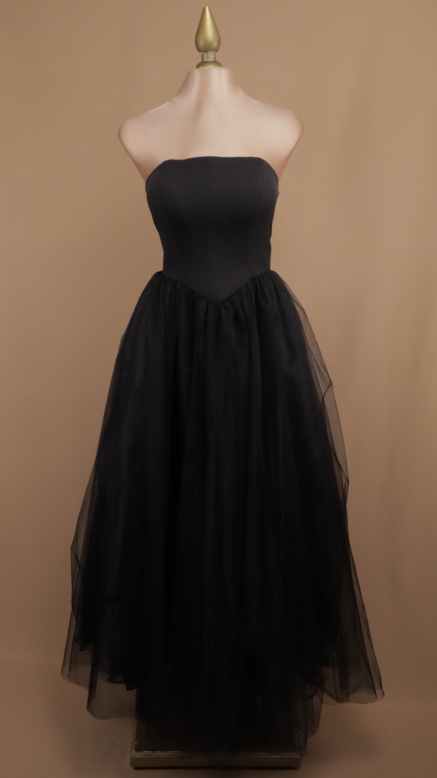 Vestido midi estraple con moño atrás