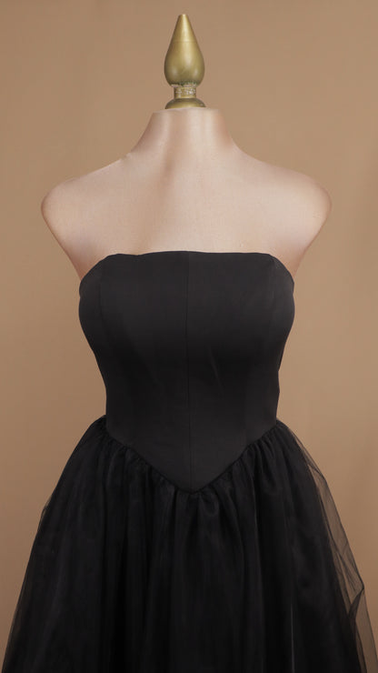 Vestido midi estraple con moño atrás