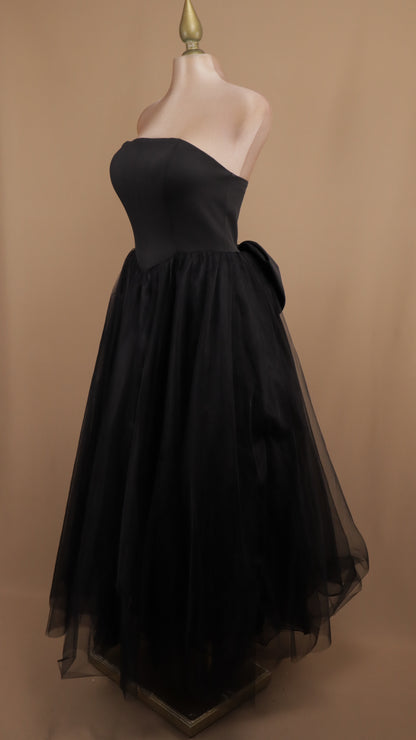 Vestido midi estraple con moño atrás