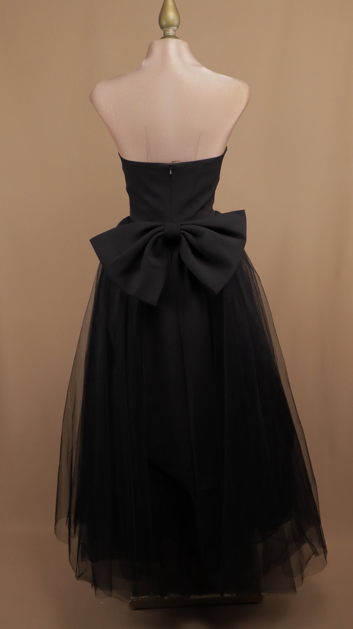 Vestido midi estraple con moño atrás