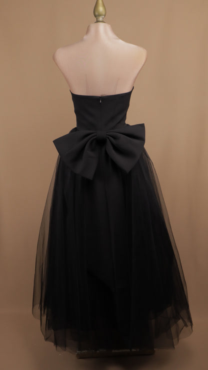 Vestido midi estraple con moño atrás