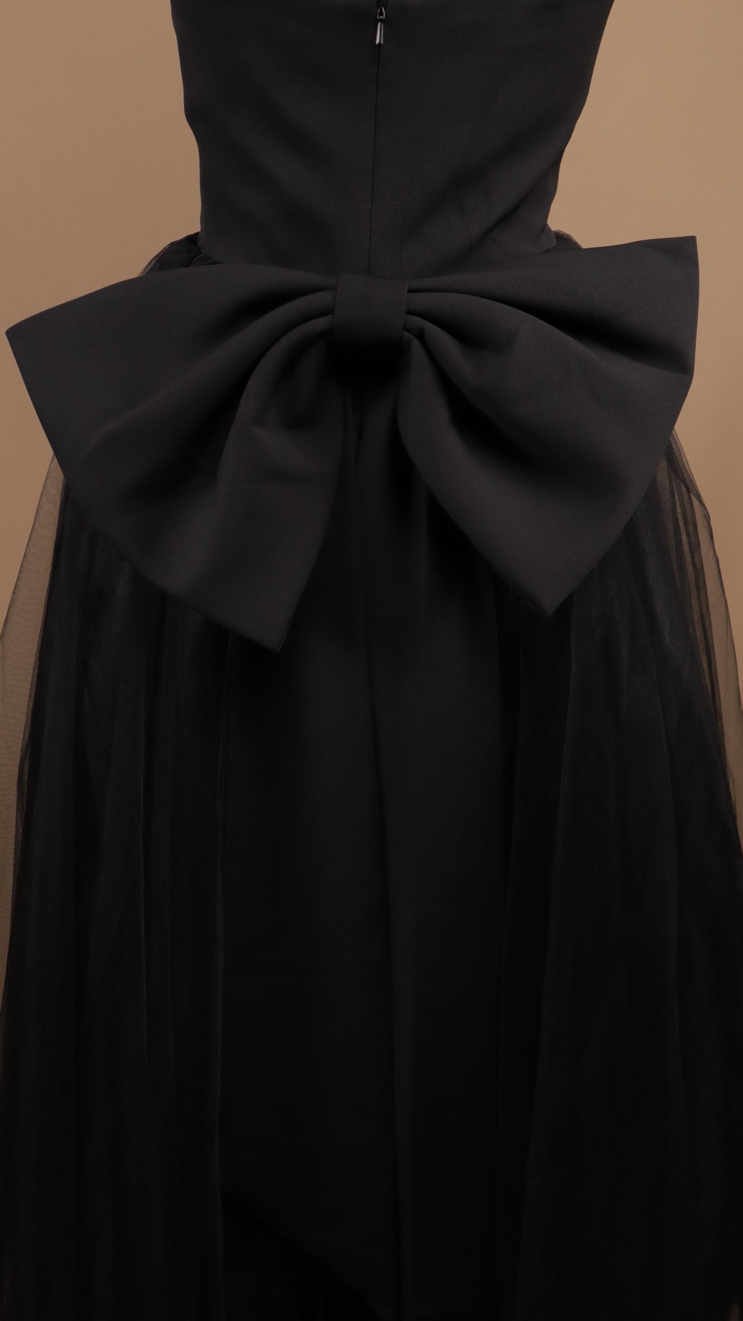 Vestido midi estraple con moño atrás