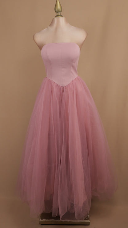 Vestido midi estraple con moño atrás