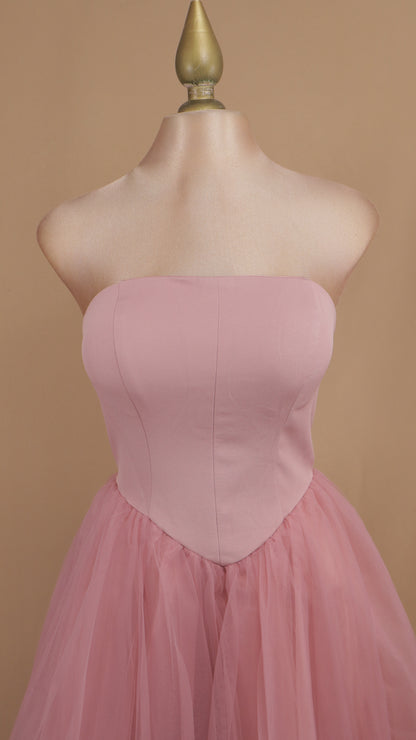 Vestido midi estraple con moño atrás