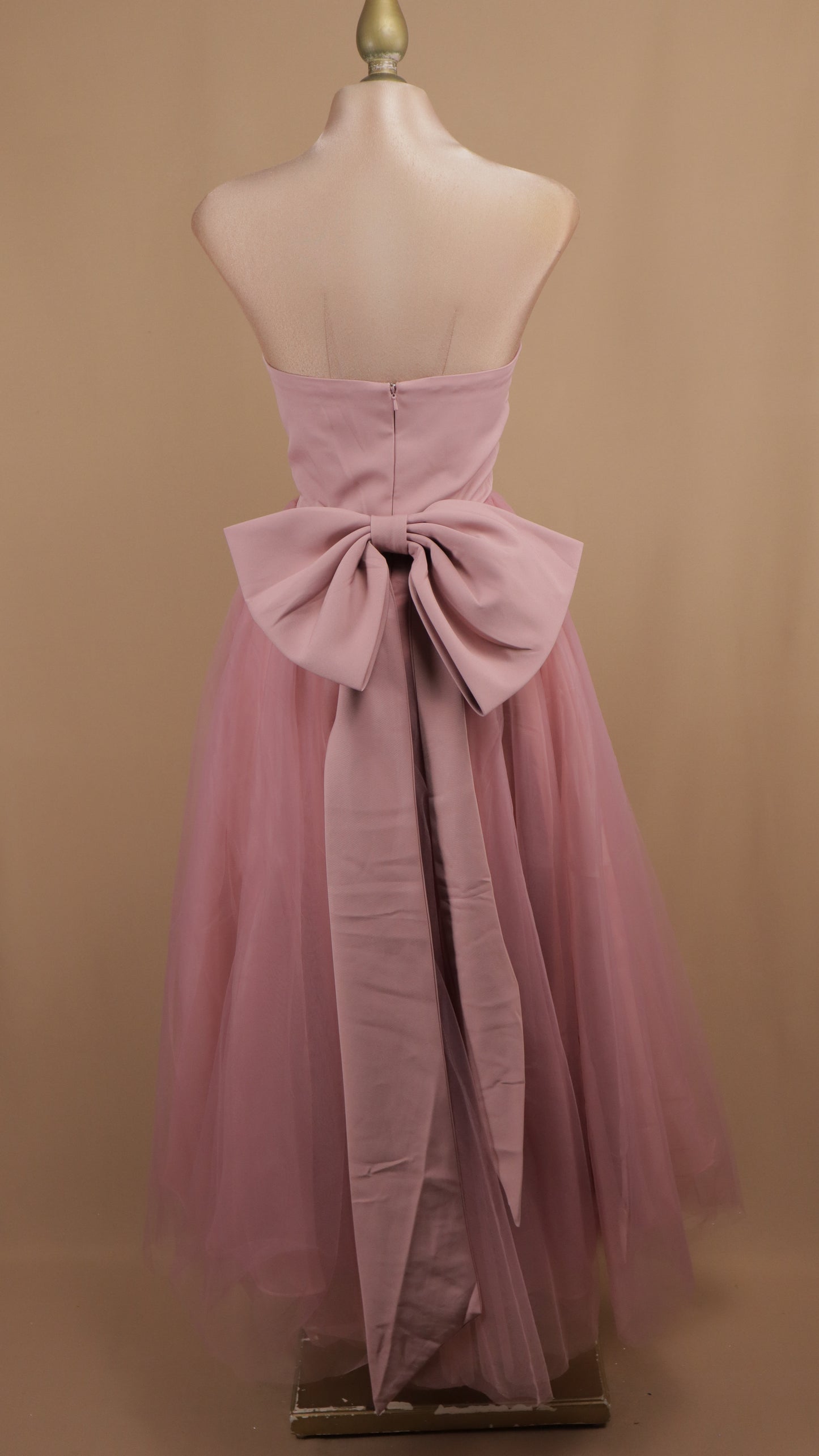 Vestido midi estraple con moño atrás