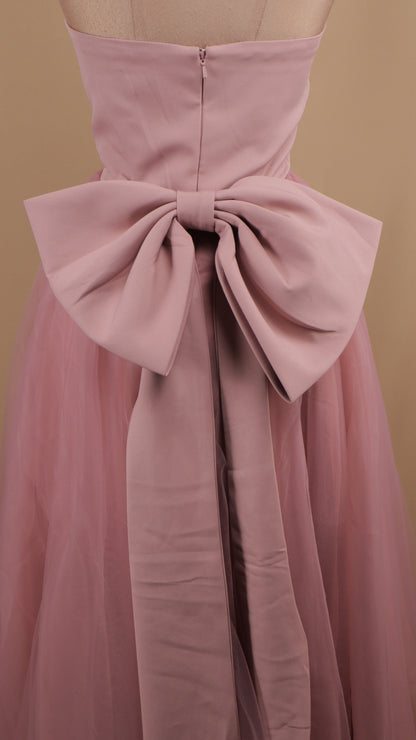 Vestido midi estraple con moño atrás