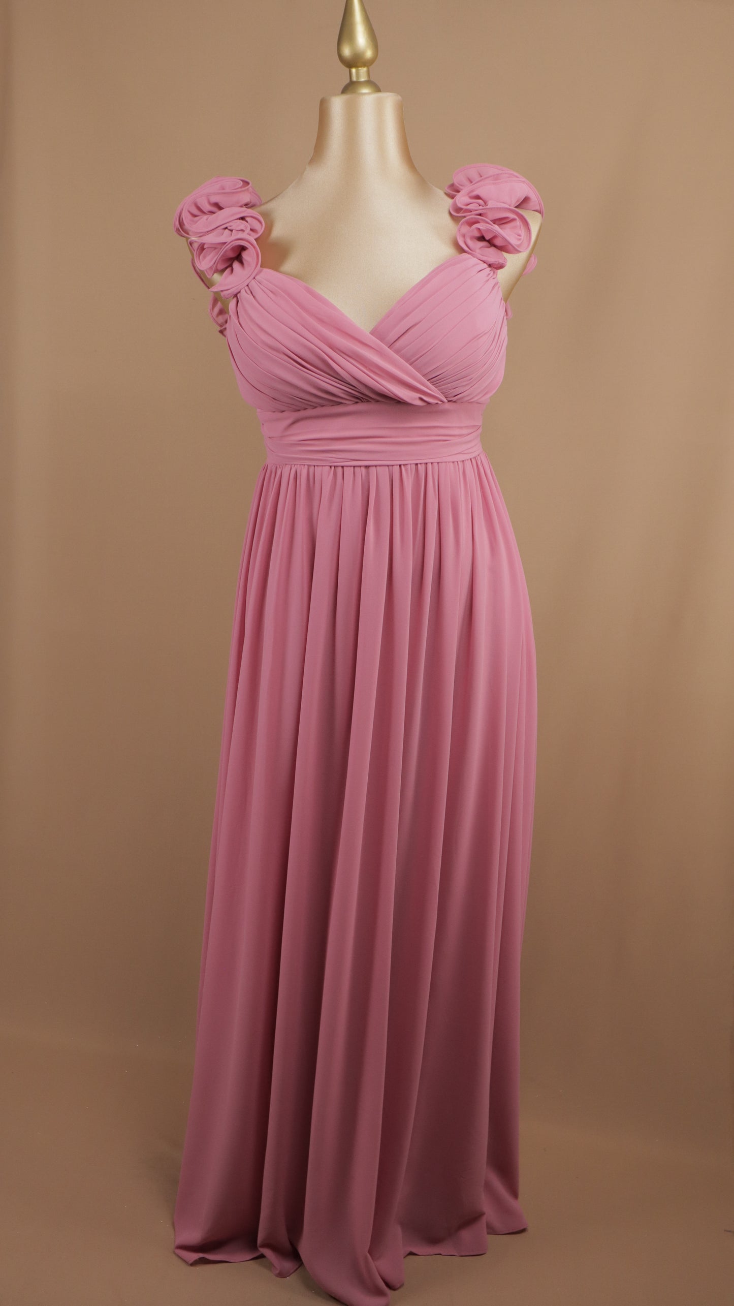 Vestido largo plus size con escarola y escote en V