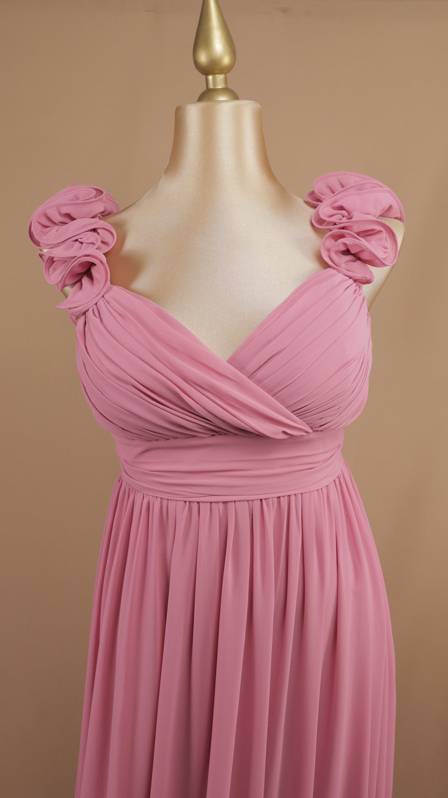 Vestido largo plus size con escarola y escote en V