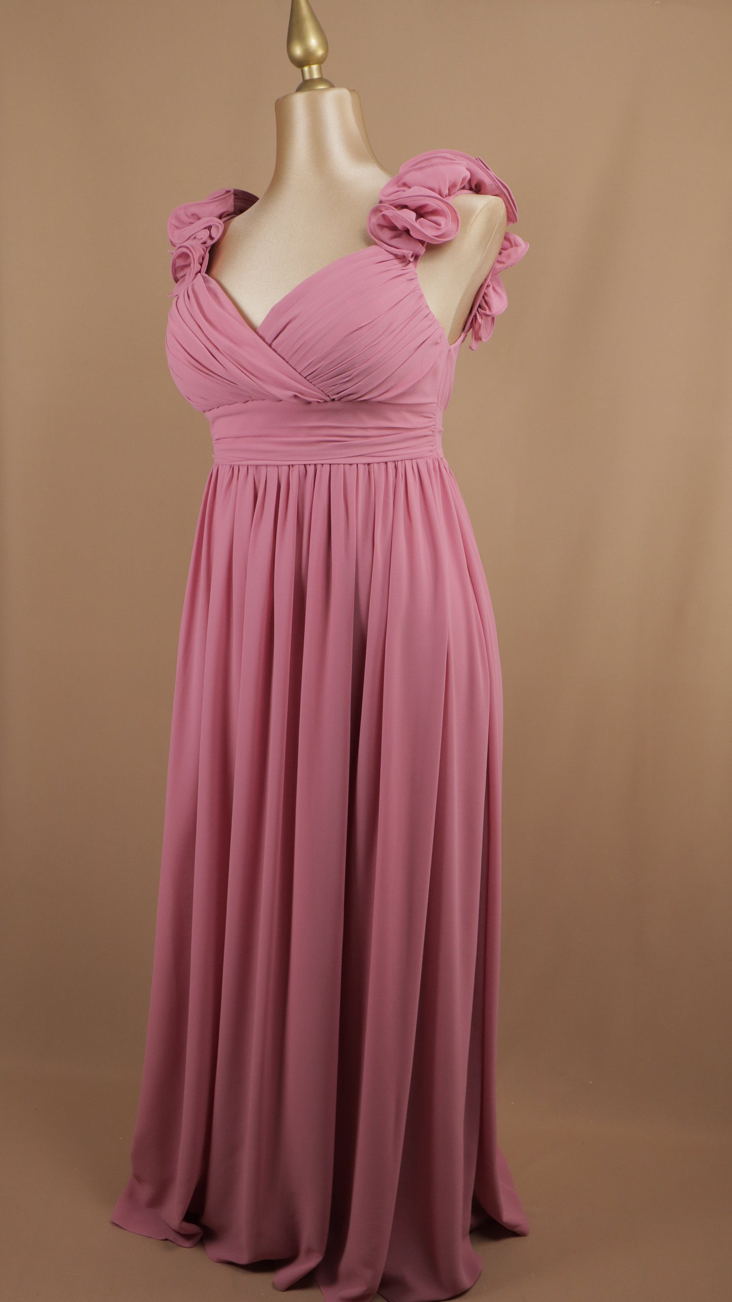 Vestido largo plus size con escarola y escote en V