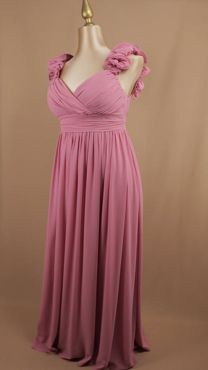 Vestido largo plus size con escarola y escote en V