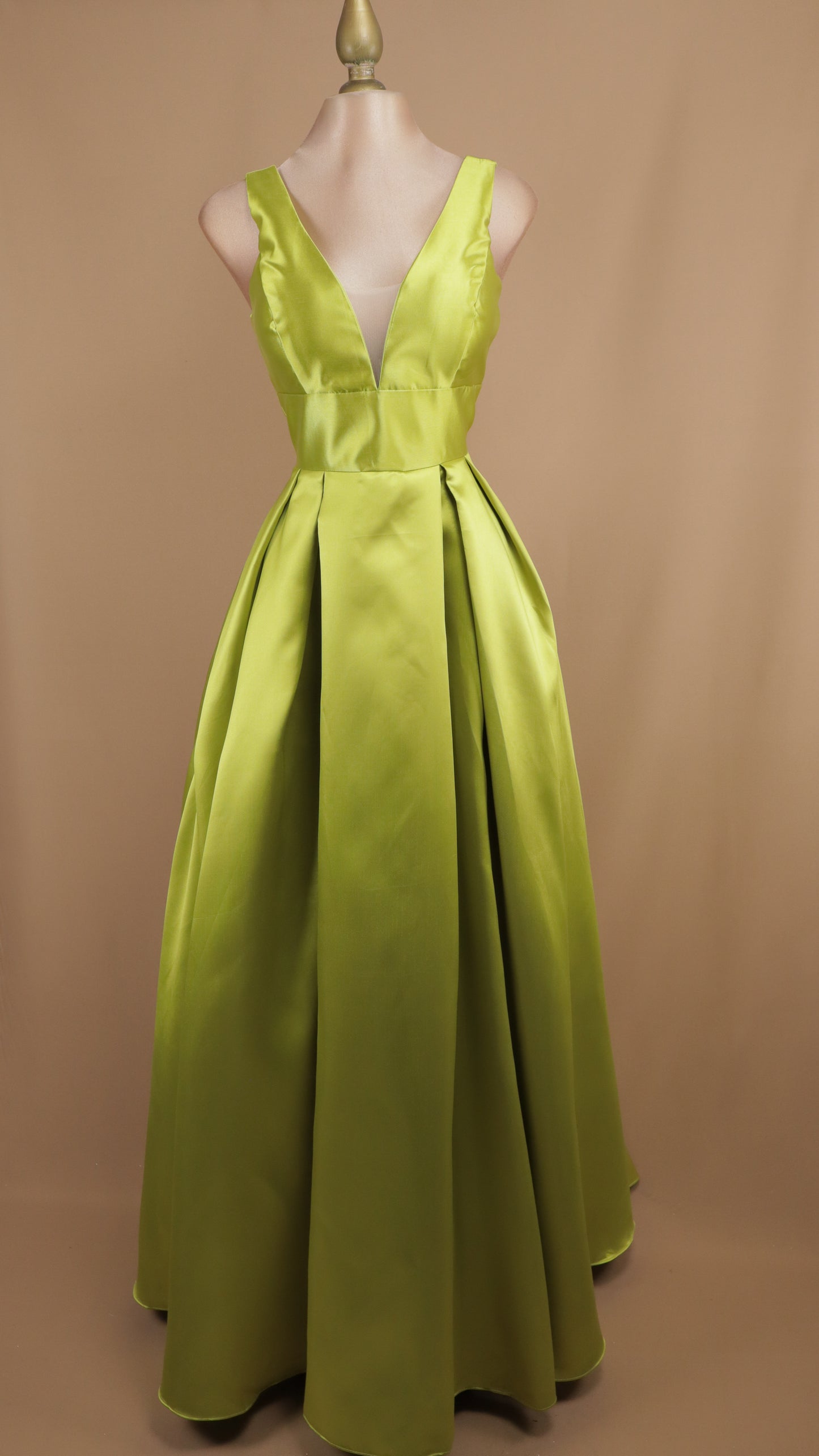 Vestido largo de tafeta con escote en V